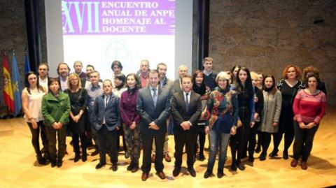 Gumersindo Rodr�guez y Genaro Alonso, en el centro de la imagen, durante el homenaje a los docentes de ANPE.Gumersindo Rodr�guez y Genaro Alonso, en el centro de la imagen, durante el homenaje a los docentes de ANPE