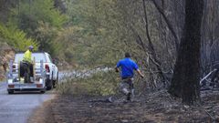 Reparaci�n de cableado tras el incendio forestal del pasado septiembre, al que (seg�n el gobierno local) se deben los actuales problemas de conexi�n telef�nica