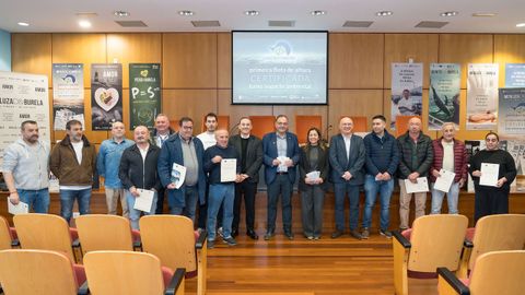 En el centro, Marta Villaverde, conselleira do Mar, con dirigentes del sector pesquero y armadores de pincheiros, en la renovaci�n de�la ecoetiqueta Pescaenverde, expedida por la Universidade de Santiago, para 24 pincheiros. El acto se celebr�en la sede de Armadores de Burela el 13 de marzo del 2026