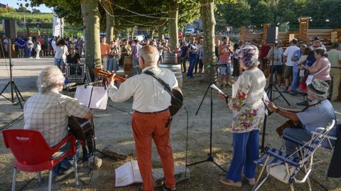 Un momento del concierto de Os Tarabelos.