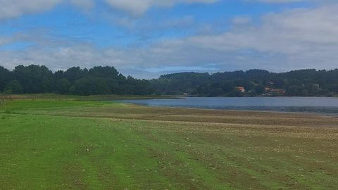 El embalse de Cecebre, en una imagen de finales de julio. El agua llega a cubrir la parte verde.