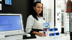 En las �pticas Adri�n Salgado se venden gafas para el eclipse a un euro.