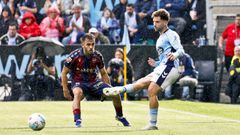 El jugador del Celta Javi Rueda, ante el exc�ltico Diego Pamp�n, durante el partido entre los vigueses y el Levante.