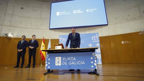Alfonso Villares, durante su discurso, ante la mirada de Diego Calvo y Javier Arias
