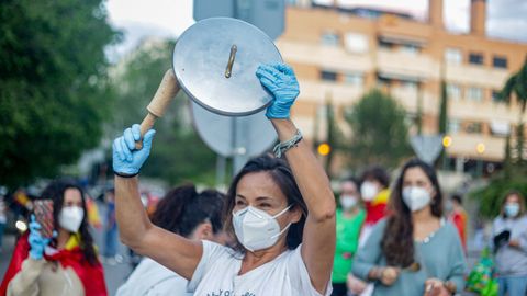 Una mujer protesta con una cacerola en Pozuelo de Alarcn