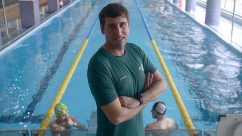 El viveirense Javier Villares, en el Club Fluvial de Lugo, donde imparte pra Cruz Roja un curso para formar socorristas