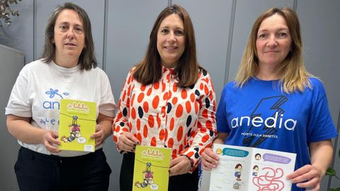 María José Rego presidenta de Anedia, Natividade González responsable del área de Cultura de la Deputación da Coruña y Noemí Sánchez, socia de la entidad