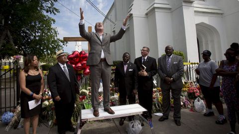 Un pastor durante la misa en el exterior de la Iglesia Metodista Africana Emanuel.