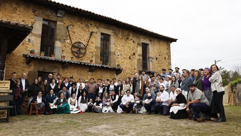 Los reyes, la princesa de Asturias y la infanta Sof�a durante su visita a Valdesoto, en el concejo de Siero, este s�bado, donde la heredera de la Corona entregar� el Premio al Pueblo Ejemplar con el que fue reconocida esta parroquia tras presentar su candidatura durante 21 ediciones