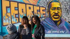 Angela Harrelson, t�a de George Floyd, visitando la plaza George Floyd en Mineesota
