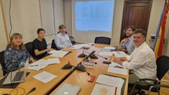 Reuni�n del jurado encargado de seleccionar a los j�venes artistas del programa de la Sala Borr�n
