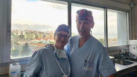 Manoli Taibo, la enfermera que particip� en las primeras cirug�as realizadas en Galicia con el robot Da Vinci, se fotografi� en su �ltimo d�a de trabajo con el ur�logo Jos� Duarte en el Hospital San Rafael