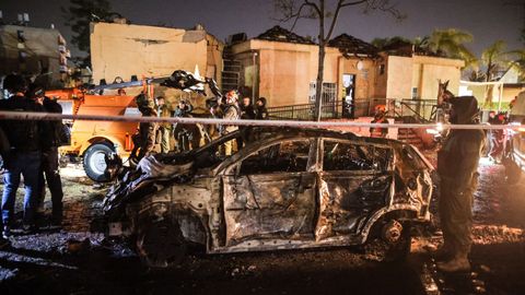 Personal de emergencias trabaja en la localidad de Dimona, en el sur de Israel, que fue alcanzada por misiles iran�es