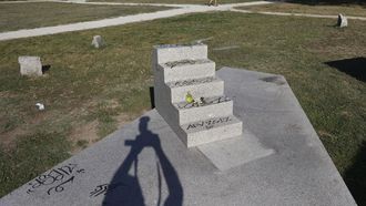 Nuevas pintadas en el conjunto escult�rico de Leopoldo N�voa en el parque de Bonaval.