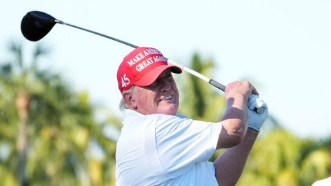 Trump luci la gorra con su lema, durante un torneo de golf que lleva su nombre.