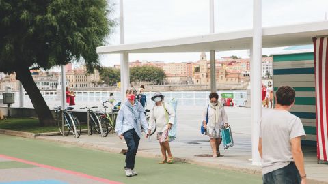 Paseantes en la nueva zona peatonal del Muro de San Lorenzo