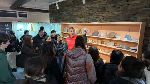 Una visita guiada de estudiantes al museo geolgico de Quiroga organizada por el geoparque Montaas do Courel con ocasin de la ltima Olimpiada de Geologa