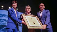 La Cofrada de pescadores de Carreira y Aguio recibe la medalla de oro del Concello de Ribeira