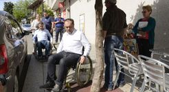 Crespo ?ayer cumpli� 56 a�os? y Salvador Gonz�lez, en su recorrido por las calles de Lal�n. 
