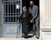 Domitila Rodr�guez ayudada por un familiar a la salida de la Audiencia Provincial. 