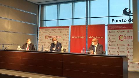 El presidente Hunosa, Gregorio Rabanal, el director general de Idesa, Julio Mart�n, y el , director de Zona Cornisa de la empresa Alsa , Javier Martinez Prieto, durante la jornada 'Hidr�geno, fuente de energ�a alternativa y de futuro', en El Musel 