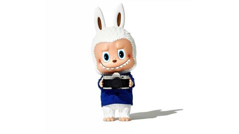 Kasing Lung x Zara LABUBU por el 50 Aniversario. Kasing Lung reimagina a su mundialmente querido personaje Labubu como fotógrafo de «street style», vestido con una clásica chaqueta bleu de travail y portando una cámara. Esta edición especial refleja la moda en su forma más democrática: en la calle, donde la individualidad y el gusto generan la alquimia del estilo personal. Al elegir representar a Labubu en este rol para Zara, Lung expande el universo de su personaje para abarcar la infinita variedad de la moda