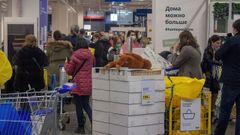 Decenas de ciudadanos rusos acudieron a Ikea a comprar ante el aviso de que cerrar�an sus puertas por la invasi�n de Ucrania 