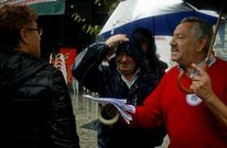 Militantes nacionalistas hicieron campa�a en el mercadillo contra el viaje a Buenos Aires.