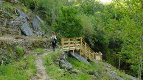 Una vista de la pasarela construida anteriormente para acceder a la cascada de Portizó