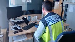 La Polica Nacional de Vigo, en la imagen una foto de archivo de un agente,recibe entre 2.000 y 3.000 denuncias por ciberestafas al ao
