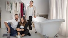 Adri�n y Maca (sentados), en su estudio de �rea Central, donde realizan las fotos m�s tiernas de la llegada de un nuevo miembro a la familia. La pareja planea abrir m�s sucursales de Y al fin te encontr�, tarea en la que trabaja la hermana de Maca, Fernanda (de pie), en la que delegaron la parte m�s administrativa del negocio familiar.