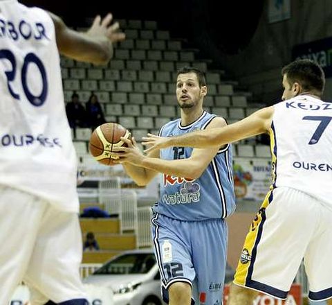Navajas, entre dos jugadores del Ourense.
