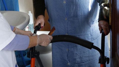 El Servizo de Axuda no Fogar (SAF) se centra en el cuidado a domicilio de personas mayores y/o dependientes.