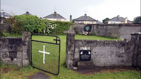 Santuario erigido en memoria de los bebés encontrados en una fosa común de Tuam