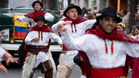 Las calles del centro de Oviedo acogen este jueves el tradicional desfile del día de América en Asturias, en su 72 edición