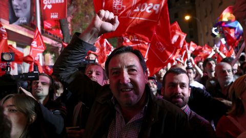 Cientos de socialistas celebran en la calle Ferraz que el PSOE gobernar Espaa.