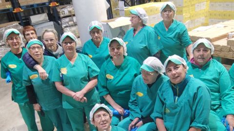 Trabajadoras de Albo Celeiro en su ltimo da de actividad en la planta