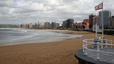 Cielo nublado hoy sobre la playa de San Lorenzo de Gij�n.