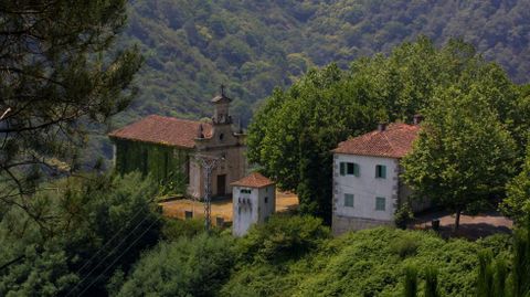 Iglesia de A Chaira, junto a una de las ltimas casas que estuvieron habitadas