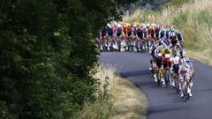 Un grupo de ciclistas durante la dcima etapa del Tour de Francia