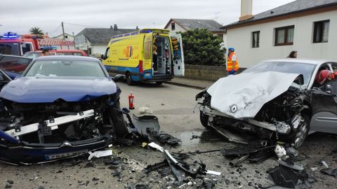 Colisión fronto-lateral entre dos coches en Barreiros