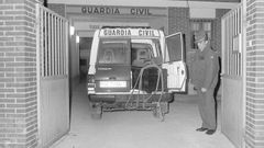 Veh�culo de la Guardia Civil de Llombay con los f�retros de las tres ni�as 