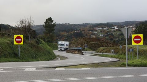 En algunos tramos, como este de la A-52, se han colocado grandes seales fluorescentes para advertir a los conductores