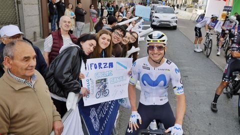 Carlos Canal, el ciclista natural de Xinzo, del Movistar Team, fue arropado por el apoyo de la gente de la zona