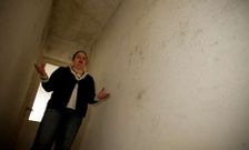 Estela, entre los muros vac�os de una de las habitaciones de su piso de A Coru�a.