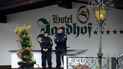 Polic�as en el hotel de concentraci�n de la selecci�n francesa en Austria, donde se entrena para el torneo