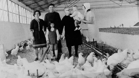 Horacio Garca, junto a su mujer, su madre y los hijos, en una de las granjas familiares de Palas de Rei