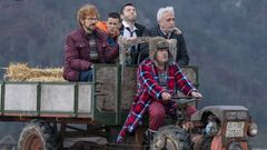 Un desconocido Santiago Segura (con pelo), a bordo de un tractor durante el rodaje de su nueva pelcula en Asturias