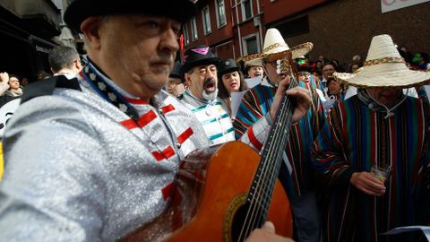 Carnaval 2017. Entroido. Fiesta choqueira en calle de A Torre