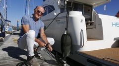 El neum�logo Adolfo Baloira, en el puerto deportivo de Sanxenxo con su barco